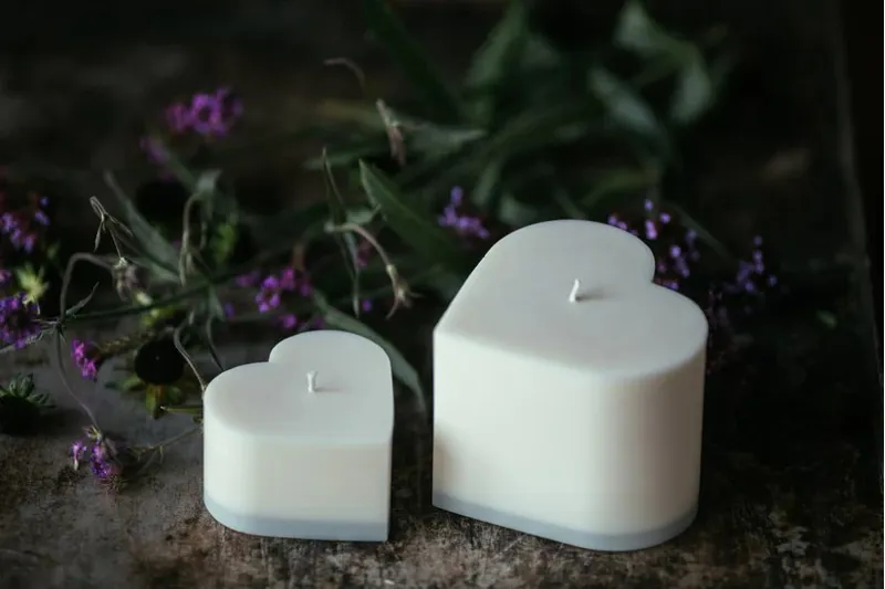Hanna Home Small Heart Candle - Wild Violet and Black Amber
